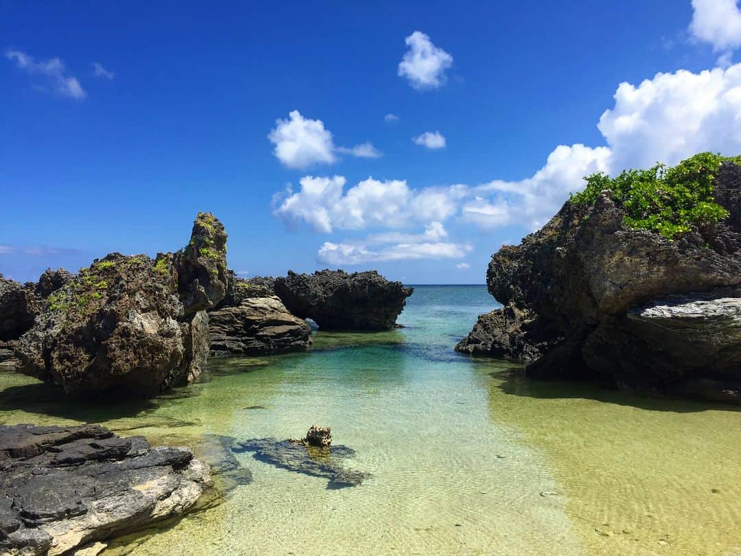 有末麻祐子さんのインスタグラム写真 - (有末麻祐子Instagram)「無人島へ。 嘉弥真島（かやまじま） 静かで風の音も、並みの音も 自然を沢山感じれる所でした。 私はやっぱり夏が好き！ #嘉弥真島」12月17日 1時13分 - mayukoarisue