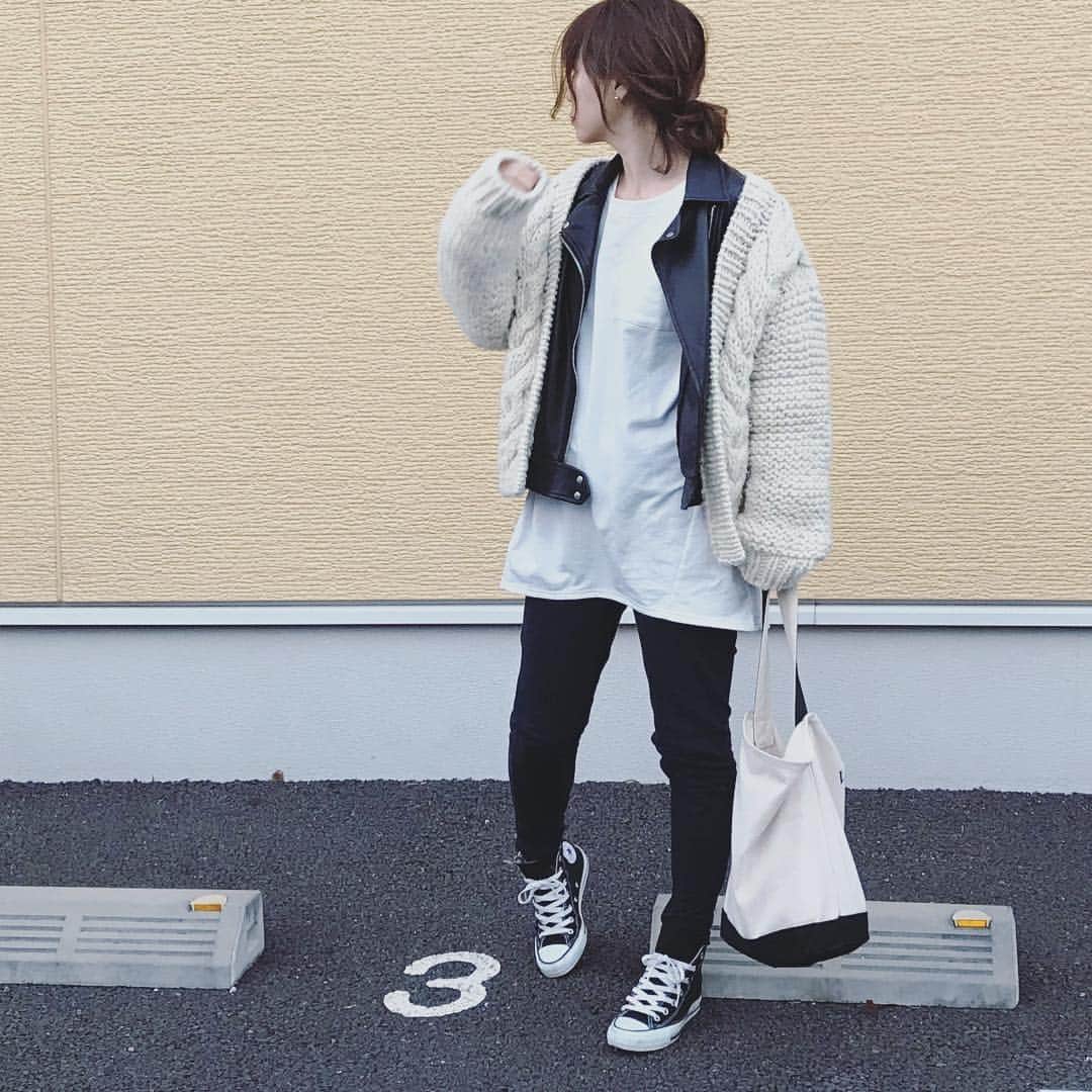 010iii_k_kot_kot__40のインスタグラム：「#ootd #outfit #fashion #fashionstyle #instafashion * * 寒いからライダースの上にモコモコカーディガン🐏🐏🐏 * * 中が薄着でも コレはあったかい☀︎ * * ボウリング🎳してきて なんと久しぶりなのに1ゲーム目 旦那さんに初めて勝った🙌 ←嬉しい過ぎて飛び跳ねてしまった😂 ←大人気ない🙈 * でも、案の定2ゲーム目は完敗😭 ←打ちのめされる＿|￣|○ * * #code #coodinate #simple #monotone #freaksstore #zara #rakuten #converse #コーデ #コーディネート #シンプルコーデ #ママコーデ #やっぱり体動かすの好き #でもまた切れたら嫌なので準備体操🤸‍♂️#念入りに😂#cardigan #knit #右足どした？！😳#instagood #instagram #大人カジュアル #おしゃれさんと繋がりたい #カジュアルコーデ #casualstyle」