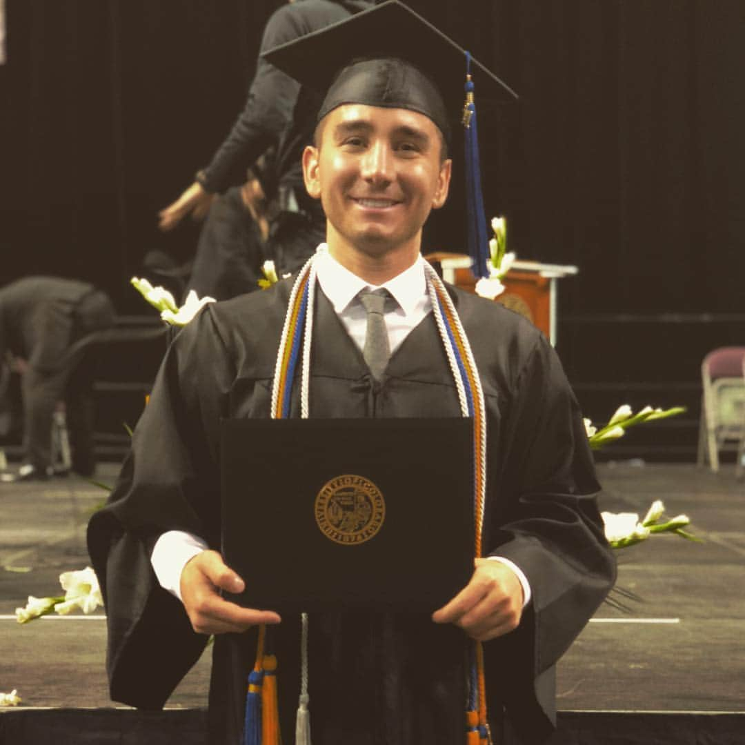 マックス・アーロンのインスタグラム：「Thrilled to be a CU Alum! Couldn’t have done it without my family and friends. If you put your mind to it, you can achieve ANYTHING! #uccs」