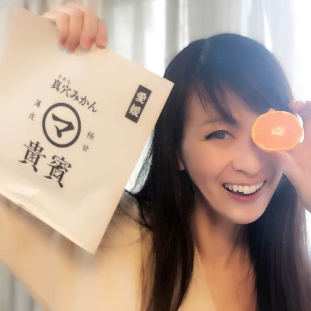 里井真由美さんのインスタグラム写真 - (里井真由美Instagram)「愛媛県 真穴(まあな)地区産の、極甘・薄皮みかん🍊🍊「貴賓(きひん)」 ・ ・ この地方では みかんは年間8000トン！も収穫があるそうですが、極甘・薄皮が取れるのは数パーセントだそう ・ ・ 冬ギフトにも人気ですー♪ #愛媛県#真穴みかん #貴賓#極甘#薄皮#お取り寄せ #さといいね」12月17日 9時09分 - mayumi.satoi