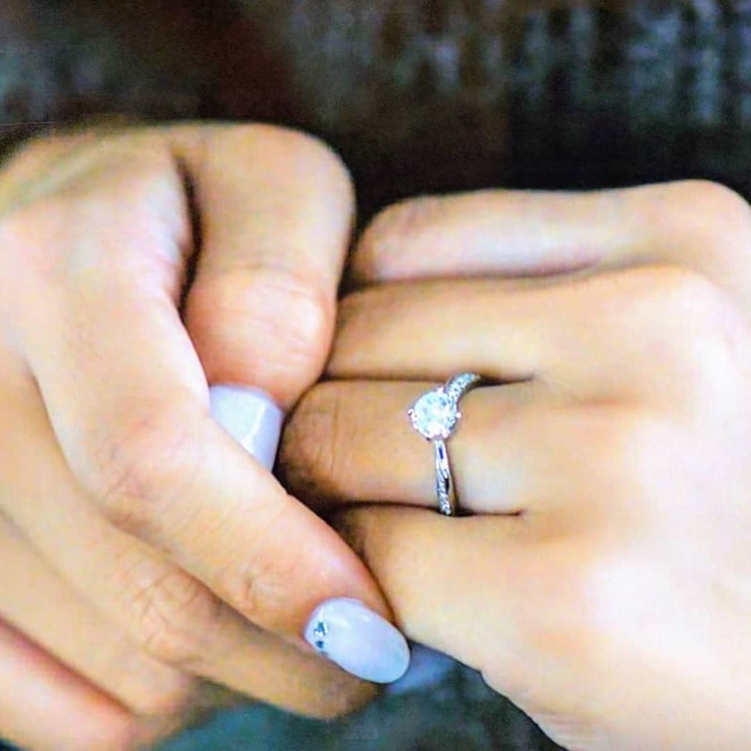 ラザール ダイヤモンド ブティック公式 | 婚約・結婚指輪さんのインスタグラム写真 - (ラザール ダイヤモンド ブティック公式 | 婚約・結婚指輪Instagram)「. 「これが幸せってやつ？」と、ついに結ばれたふたり。 昨日放送ドラマ『#先に生まれただけの僕』最終回で、ラザール ダイヤモンド ブティックの婚約指輪“パレス”が使用されました💍！ . #ラザールダイヤモンド #lazarediamond #婚約指輪 #結婚指輪 #婚約 #リング #プロポーズ #ダイヤモンド #先に生まれただけの僕 #先僕 #鳴海校長 #なるみん #なるみんありがとう #ドラマ #美術協力 #💍」12月17日 10時11分 - lazarediamond_boutique