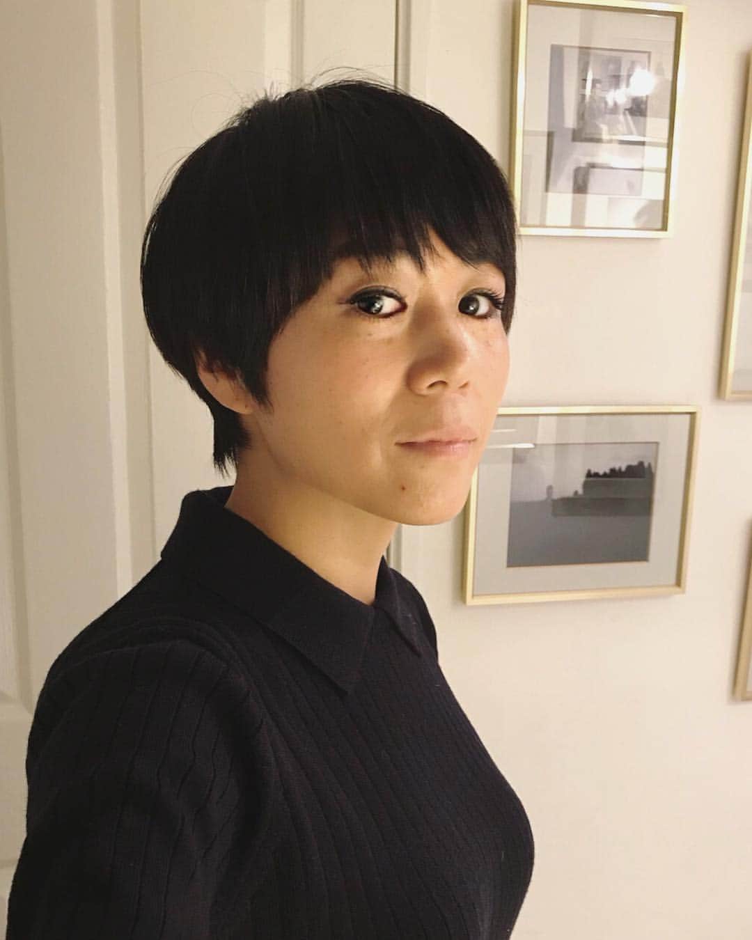 早坂香須子さんのインスタグラム写真 - (早坂香須子Instagram)「松浦美穂さんのカットは、骨格まで変わる気がするから不思議。  今回は前回よりちょっと短めの男の子みたいな雰囲気で、スッキリ良いお正月迎えられそうです。  美穂さん、ありがとうございました✨ #髪型フレーム論 #松浦美穂 #twiggy #ショートヘア」12月17日 11時46分 - kazukovalentine