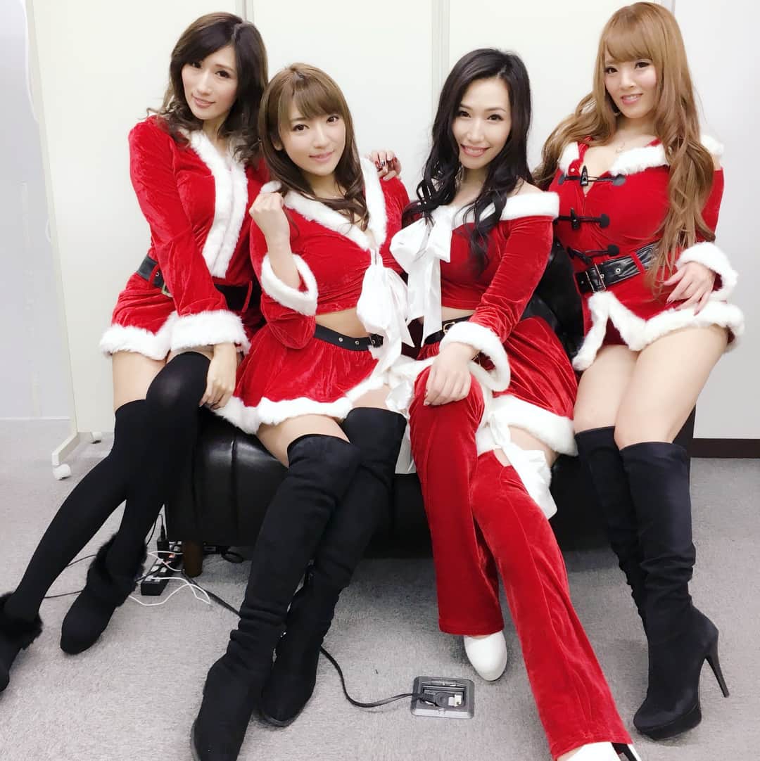 佐山愛のインスタグラム：「・ 昨日のOPPAI祭 めちゃくちゃ楽しかったー❤️ ・ 来てくださったみなさん 本当にありがとうございました🤗 ・ 合同イベントだと、他の子のファンの方とか 始めましての方も多くて いつもの単独イベントとはまた違った 良さがあるよね〜♪♪ ・ ひーちゃん @official_hitomitanaka  Jさん @julia_cmore_official  かみしお @kamisaki_shiori  みんなとキャッキャ楽しくできたし 2017年ラストのイベントが めちゃくちゃ素敵なものになって とってもHappyでしたん♪♪ ・ 来年もたくさん遊びに来てね！ ・ ・ #hitomi #JULIA #かみしお #神咲詩織 #OPPAI #funmeeting #サンタコス #santacroce #メリクリ #merrychristmas」
