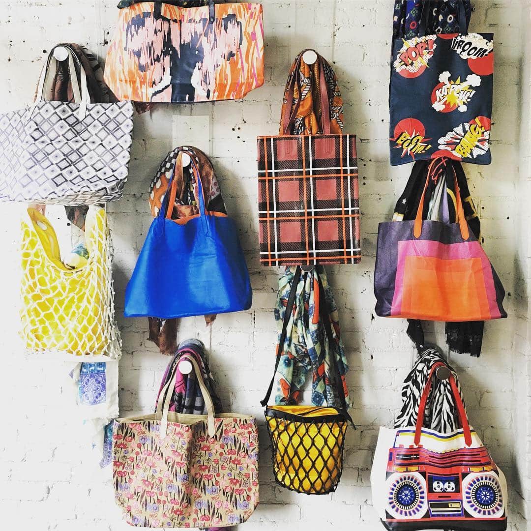 ヤーンツのインスタグラム：「Last call sale ends today.. up to 85% Off. Pop up West Village NYC #samplesale #samplesales #samplesalenyc #samplesalesundayisthenewblackfriday #holidayshopping #holidaygifts」