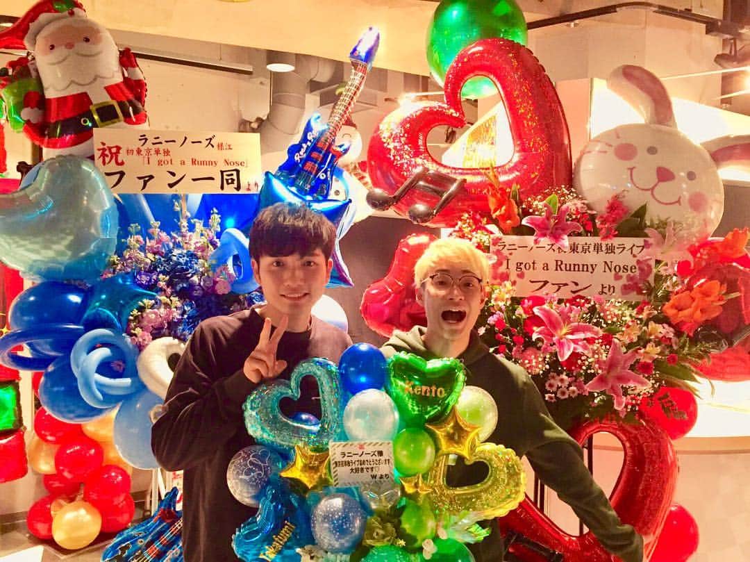 洲崎貴郁さんのインスタグラム写真 - (洲崎貴郁Instagram)「初東京単独ライブ！ 無事終えました！！ すぐに大阪で仕事があるため余韻に浸れず飛び出しましが、来てくれた方々ありがとうございました！！！ たくさんのお花ありがとう！ 僕の母さんが花好きなん知ってたんや！  次は1/21によしもと漫才劇場で バンドのネタ単独ライブあるよ！！ #ラニーノーズ #ラニーノイズ #単独ライブ」12月17日 17時40分 - runnysuzaki0504