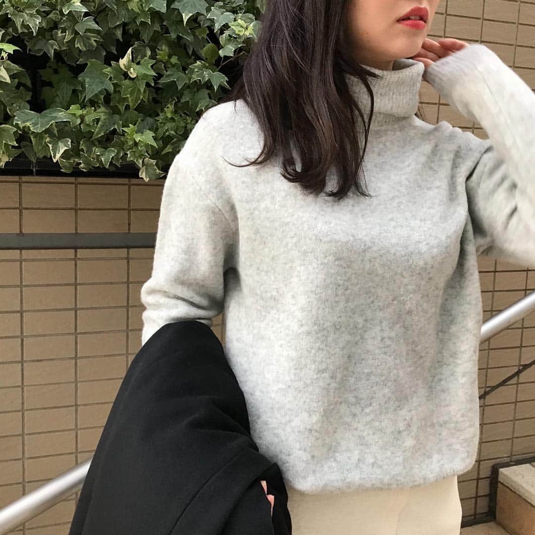 sheta officialのインスタグラム：「New arrival ㅤㅤㅤㅤㅤㅤㅤㅤㅤㅤㅤㅤㅤ Shetaの人気アイテム、ヤク混Vネックニットのタートルバージョン。 ベーシックなデザインかつ一枚で温かく着られるので、この寒い時期にオススメです。 ㅤㅤㅤㅤㅤㅤㅤㅤㅤㅤㅤㅤㅤ yak turtleneck pull-over. color:cgry/off price:¥9,000+tax ㅤㅤㅤㅤㅤㅤㅤㅤㅤㅤㅤㅤㅤ #Sheta #sheta_17aw」