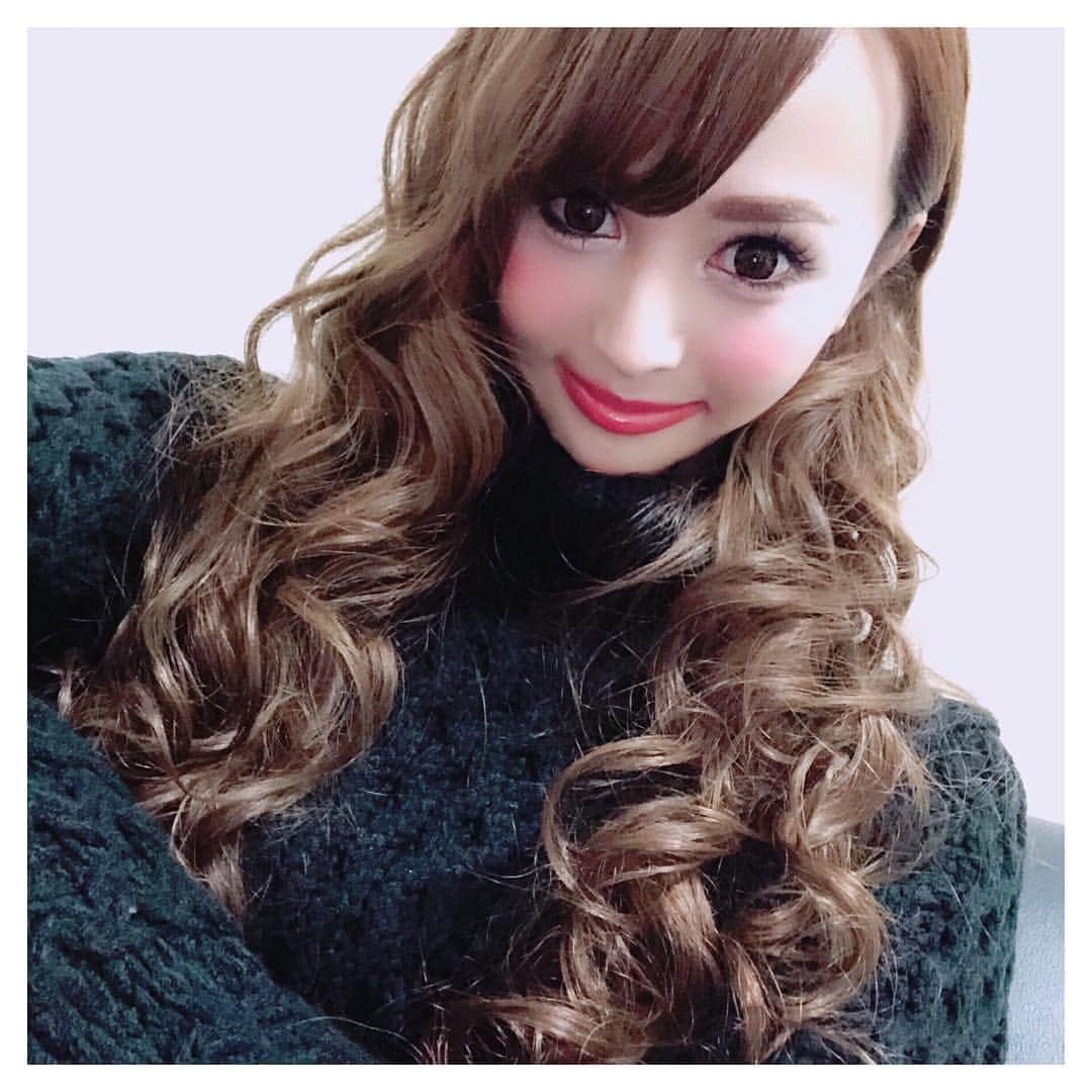 望月美穂のインスタグラム：「日曜だらだらと満喫中♡ . @emiriawiz_official のケーブル柄タートルネックワンピース♡ 今年は珍しく黒い服たくさん買ってるー♡ . . #EmiriaWiz#エミリアウィズ#黒ニット #東京#新宿#歌舞伎町 #キャバクラ#キャバ#キャバ嬢 #フォローミー#followme#follow #tagsforlikes#tflers#instagood #instalike#instadaily #tokyo#shinjuku#kabukicho #fashion#fashionable#fashionista」