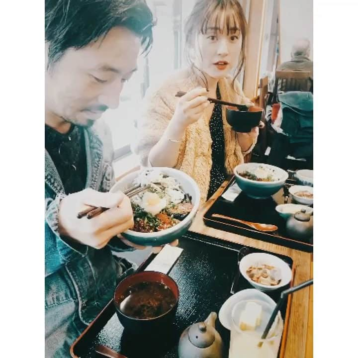 小寺智子のインスタグラム：「・ ・ 今日もいいお天気で気持ちいい日曜日！ @nagisanagaya  @jeronimochan ・ ・ 葉山でしらす&まぐろの合わせどーん♡ ・ 全く食レポできてないつっちーと、ひとりだけカレーを頼んだアシスタント君に自分の合わせ丼をあげる優しいなぎさちゃん👧🏻」