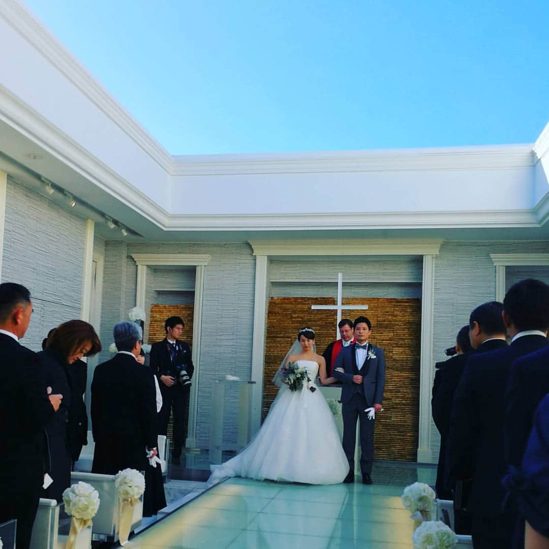 高梨雄平のインスタグラム：「大学の同期の結婚式に呼んでいただきました。  いい式、披露宴でした〜☀️ そしてただ今仙台へ戻ってきました、、、雪がちらついてます。  寒いです。 ですが寒いのも結構好きです。  #お腹すいちゃったな〜」