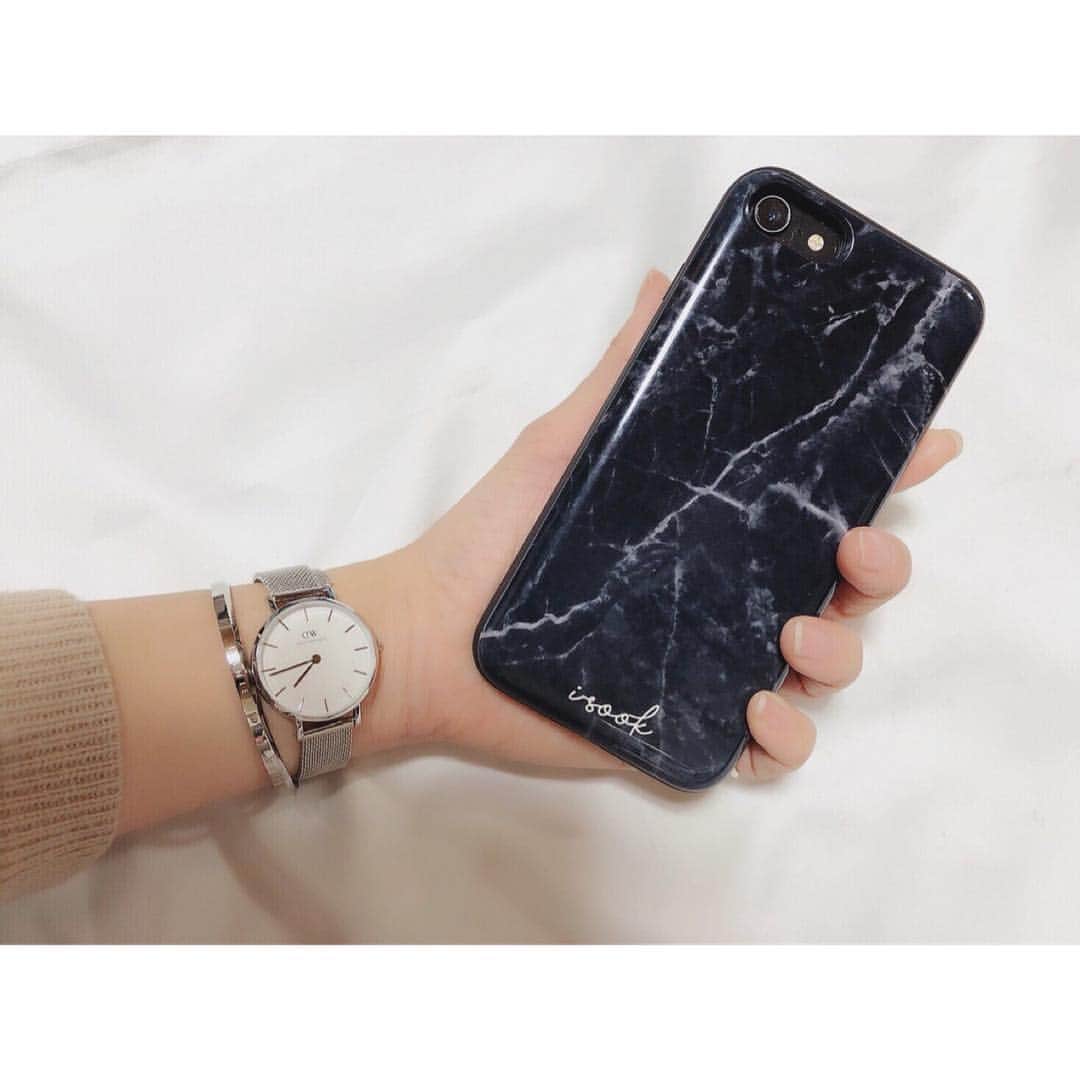 Mihoのインスタグラム：「. . . 新しいiPhoneケースが可愛い❤︎ . 背面にカード収納つきでめっちゃ便利なんです(*´꒳`*) . @isook_official  服も可愛いし、ケースも可愛いのいっぱいでおすすめです✧ . 服とスマホ対応の手袋も注文したから届くのが楽しみわくわく♡ . . . そしてそして、2018年1月4日までダニエルウェリントンがクリスマスキャンペーンでお得です(*'ω'*) . ・腕時計と任意商品の購入で10％OFF （15%OFFクーポンコードを併用可能！最大24%OFF！！) . ・対象商品の購入でストラッププレゼント （15%OFFクーポンコードを併用可能） . ・クリスマス限定ラッピング無料 . . HP 【 https://www.danielwellington.com/jp 】 . 15%offクーポンコード 【 pitty 】 2018年1月31日まで有効です。 . . ぜひ＼(^ω^)／ . . . . #isook #iphone8 #iphonecase #danielwellington #watch #iPhoneケース #ダニエルウェリントン #クリスマス #DWを大切な人に #DW #腕時計 #時計 #アイフォンケース #お洒落 #腕元倶楽部 #大理石 #大理石ケース」