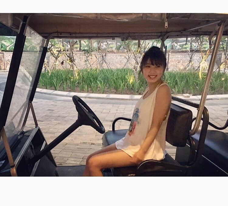 与田祐希のインスタグラム：「さぁビーチへ  運転手さん 待ってま〜〜す。  ビンタン島で ホテルからビーチへ カート移動〜〜🛒 #日向の温度発売まであと9日 #ビーチへGO #ビンタン島 #与田祐希 #乃木坂46」