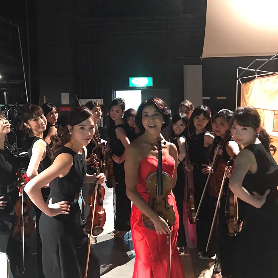 高嶋ちさ子さんのインスタグラム写真 - (高嶋ちさ子Instagram)「12人のヴァイオリニスト299回目のコンサートでした。今日の宮崎のお客様は盛り上がり方凄かったです！ありがとうございました。」12月17日 22時06分 - chisakotakashima