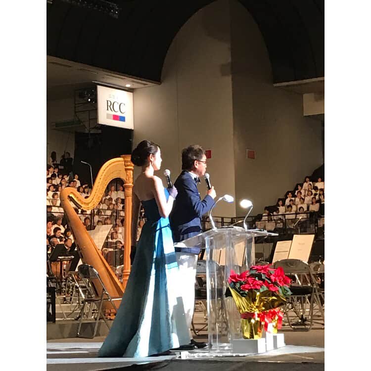 河村綾奈のインスタグラム：「今年の第九は、藍染のロングドレス。 着たのは私が初めてだったそうで、デザイナーさんは「デビューが第九で嬉しい」と言ってくださいました。 一緒に緊張して、一緒に舞台に立って、スポットライトを当ててもらって。 今年の第九は、ドレスも一緒にがんばってくれました😊 #第九ひろしま 司会をさせていただきありがとうございました。 この一年も、嬉しいことや辛いこと 色々あったなぁと振り返りました。 でもやっぱり嬉しいことが多かったような気がします(*^^*) 来年はもっと笑顔と感謝の一年にしよう。 . 一年に一度しかない機会なので、たくさん写真をあげさせてもらいます😆 動画などに映ってくださっているのは、スタイリストの福島さんです💕ありがとうございました💕💕」