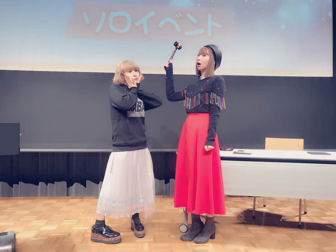 吉田有里のインスタグラム：「#吉田有里のfivestars 単独イベント第二部 御来場下さった皆様、ありがとうございました！ 「ゆーりについていくよ！委ねるよ！」といわれ そして案の定、麻里奈さんの手の上で転がりまくりました＼(^o^)／デスヨネ！ やっぱり先輩には敵わないぜぃ！！笑 しかし照れてお水をいっぱい飲む麻里奈さん、可愛かったな〜〜☺️❤️❤️ 声優人生で吉田裁判が二度も行われるとは思ってもみませんで…吉田の悪行？が明るみに出てしまったぜ… これからも悔い改めずに邁進します🏃‍♀️🏃‍♀️ふはは 先輩とスタッフさんのおかげで一瞬涙がダバッしかけて、先輩とスタッフさんのおかげでピタッと止まりました。 私は無罪です。笑 麻里奈さん、だいすき。 #吉田有里のfivestars #井上麻里奈 さん #吉田有里 #パンチラジオコンビ #先輩後輩 #シグマセブン #ag_5stars #文化放送メディアプラスホール」