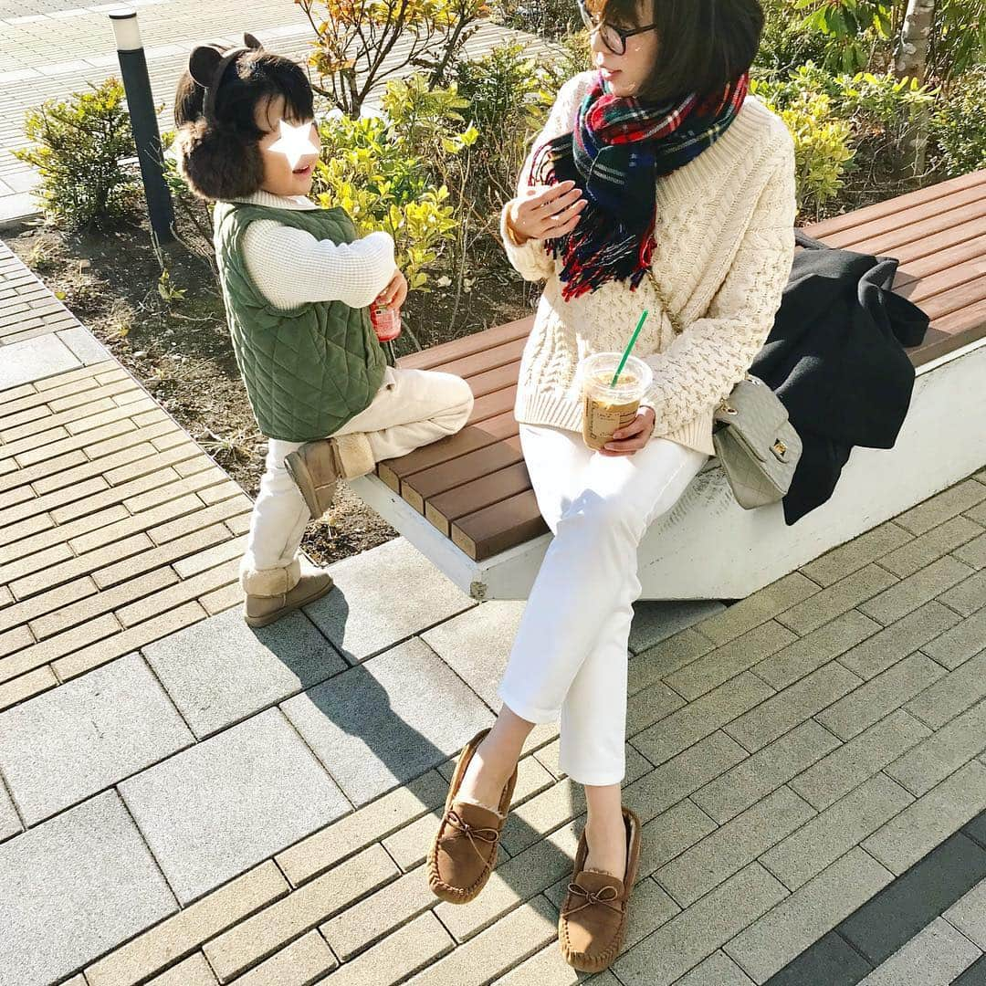 emi0830emiさんのインスタグラム写真 - (emi0830emiInstagram)「こんばんは🐕🐾 いつかの#親子コーデ 👩‍👦 #ホワイトコーデ でリンクしました⛄️ * * #ママコーデ ニット @marjour_official  デニム#muji#無印良品#マタニティ バッグ @zakkabox_ * * #キッズコーデ ニット#gapkids ボトムス#uniqlo ベスト#unitedarrows ブーツ#gu#gumania * * #リンクコーデ#シンプルコーデ#カジュアルコーデ#冬コーデ#着回しコーデ#ニット#ストール」1月15日 20時40分 - emi0830emi