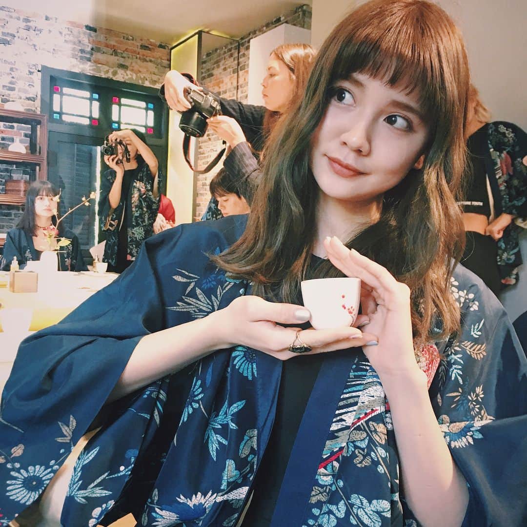 村田倫子さんのインスタグラム写真 - (村田倫子Instagram)「今、上海にきています！🇨🇳 DiorさんのCAPTURE YOUTH SHANGHAI TRIP に招待していただいたのです。韓国に続きうれしいな☺︎ 今日は中国の文化を通してカプチュールユースとセラムの効果を体験できるアクティビティに参加してました。みんなお揃いのDiorスポーツウェア＼(＾＾)／茶芸や太極拳の体験たのしかった！ #カプチュールユース #DIORFORYOUTH #dior #CAPTUREYOUTH #skincare」1月15日 21時28分 - rinco1023