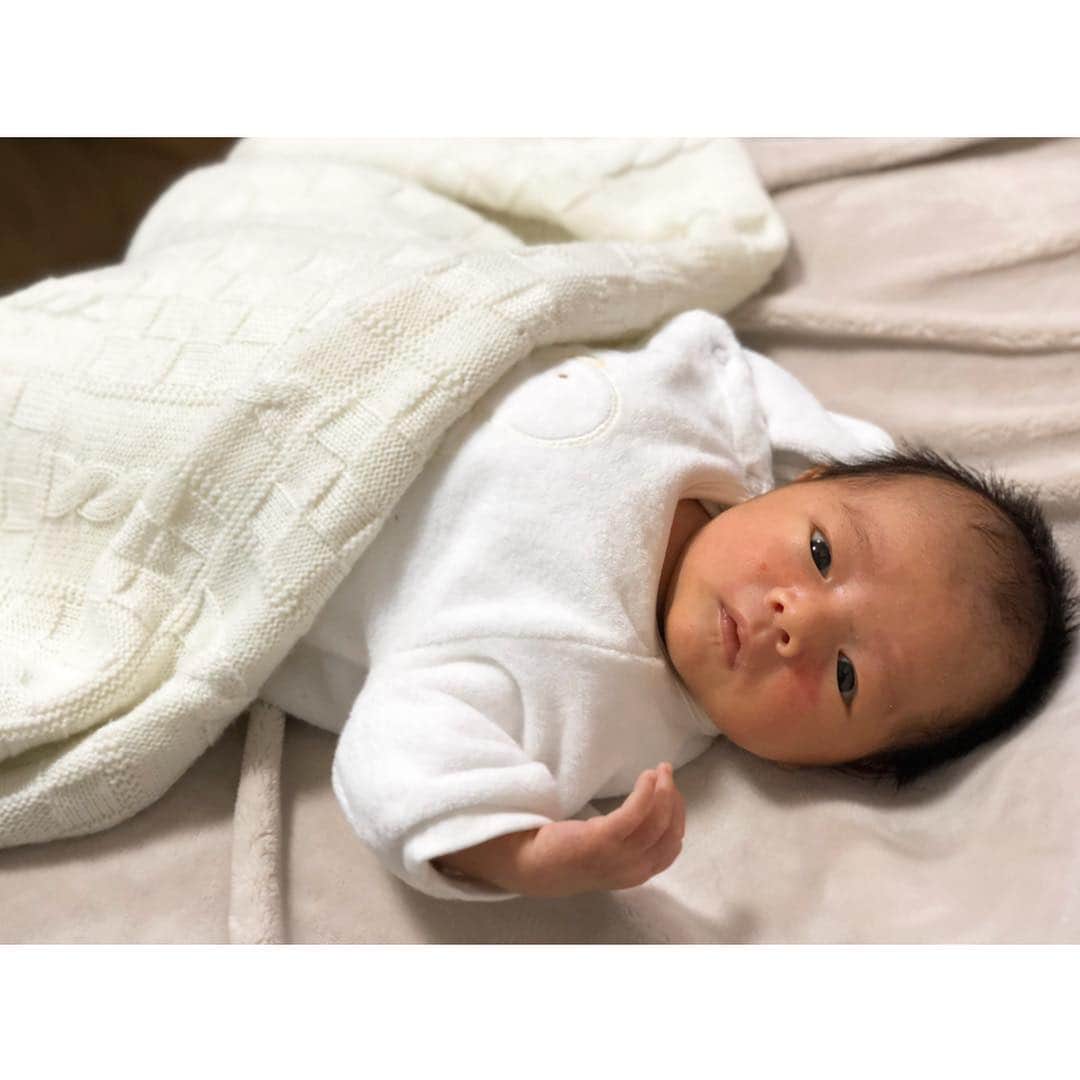 のインスタグラム：「1月15日。本来は今日が彼の誕生日になる予定でした 急な破水から35wで産むことになってしまい、入院中はほぼ保育器内で過ごし抱っこも出来ずにいたので色々不安だったけれど、今ではそんなことも忘れるくらい毎日すくすくと逞しく成長してくれています👶  いっちょまえに出きてきた乳児湿疹すら愛おしい、、」