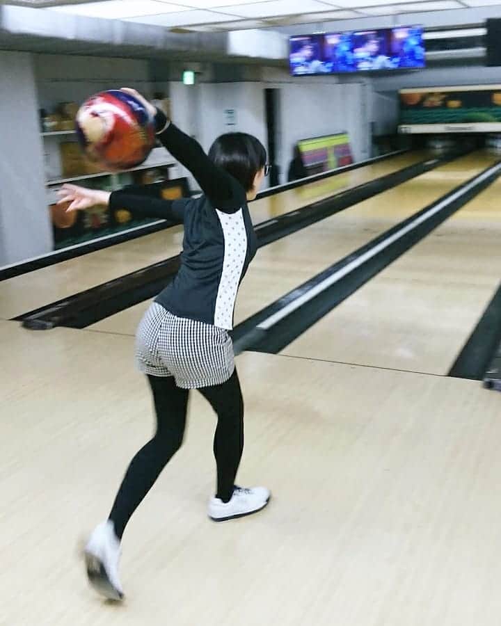 坂本詩緒里さんのインスタグラム写真 - (坂本詩緒里Instagram)「素手用のドリルしてもらって練習♪ ちなみにメジャーはのいちゃんとほとんど一緒でした😂  #練習#素手#ドリル#メジャー#すべて変えました#一歩一歩#成長したい#ボール#ボウリング#bowling」1月16日 0時16分 - jpba529