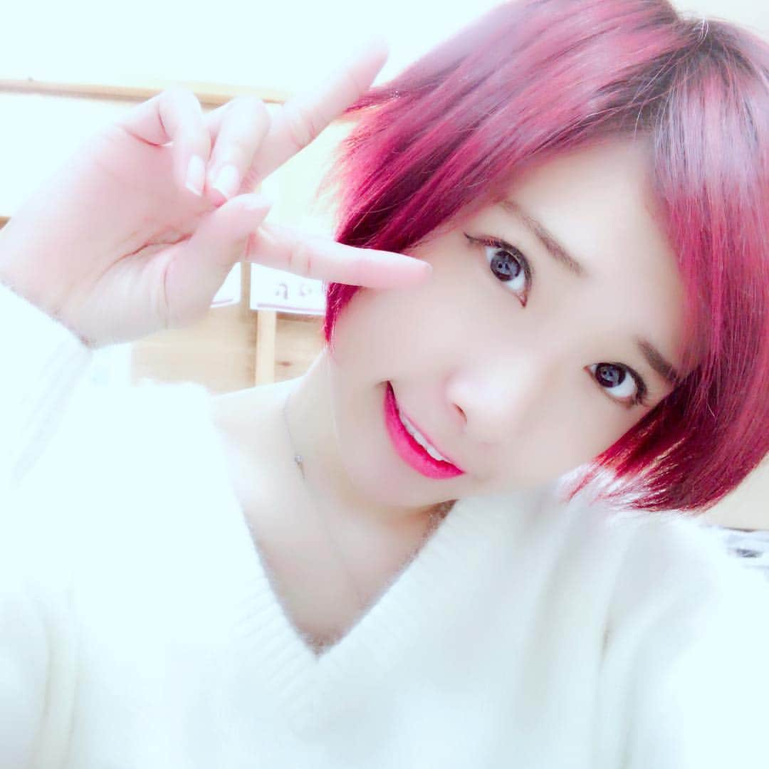 森川彩香さんのインスタグラム写真 - (森川彩香Instagram)「自分で髪染めてみた。 真っ赤🍎❤️🍓🍒🍉」1月16日 1時04分 - morikawa_ayaka