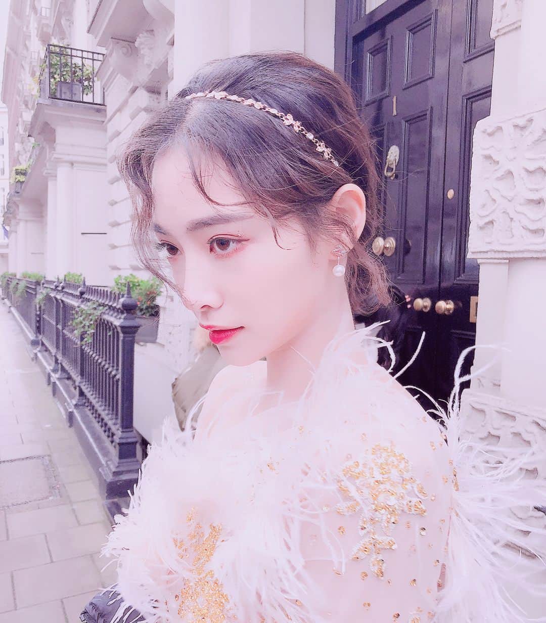 KIKIのインスタグラム：「冻到笑容僵硬😃😃」