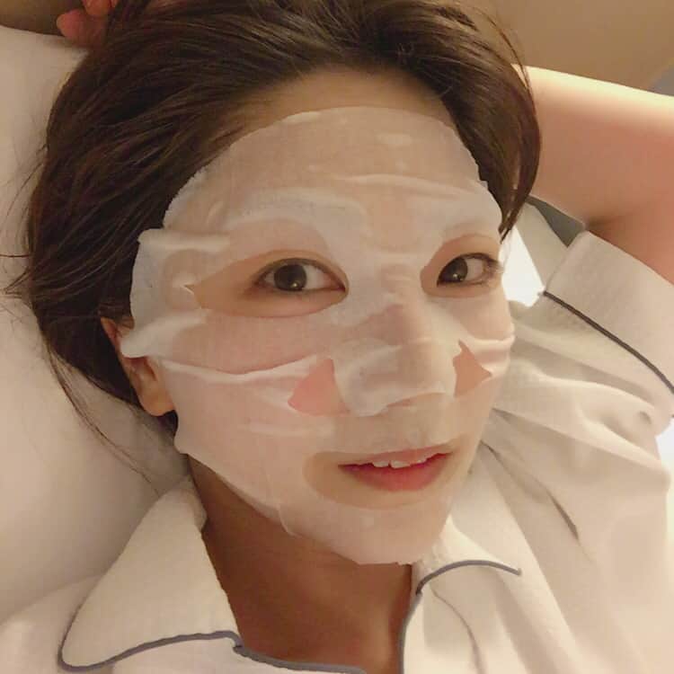 平田裕香さんのインスタグラム写真 - (平田裕香Instagram)「炭酸ガスのバブのお風呂に浸かってパックして。 はちゃめちゃお肌がいい調子。  からだぽかぽかして血行が良くなると肌の色も良くなるからいいねぇ。  #パック」1月12日 1時02分 - hirata_yukaco