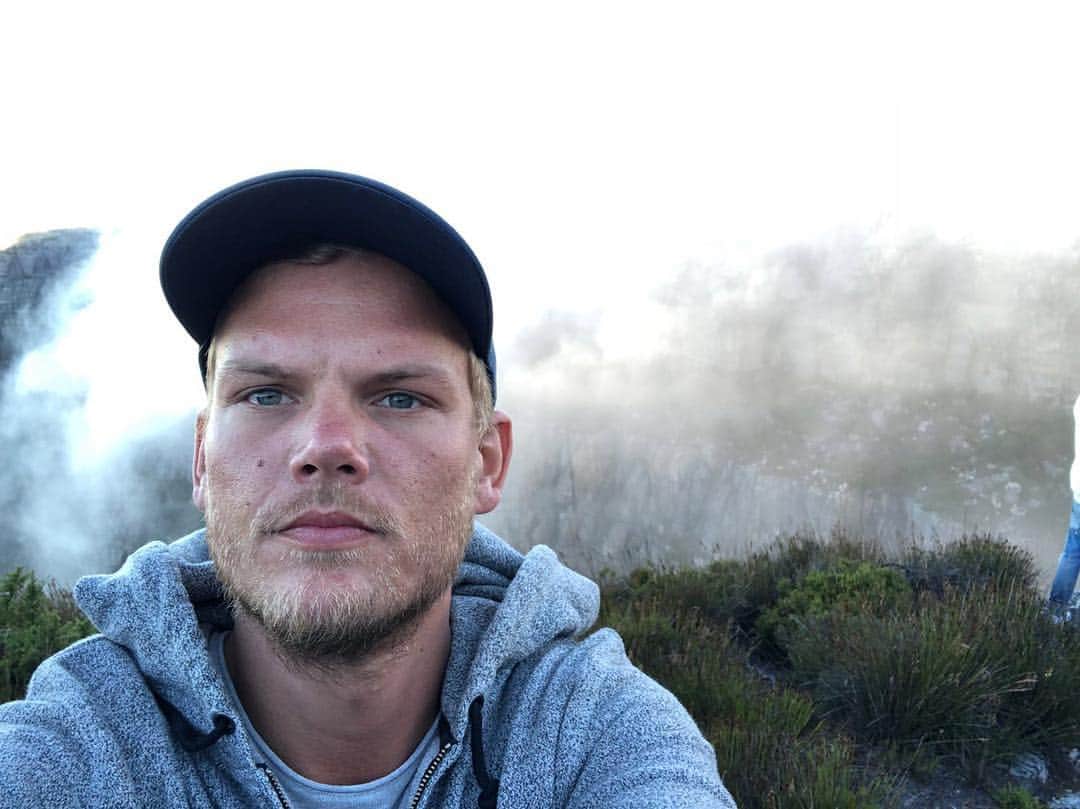 Aviciiのインスタグラム：「I recommend everyone to put Table Mountain on their bucket list and be amongst clouds ⛰☁️ #tablemountain」