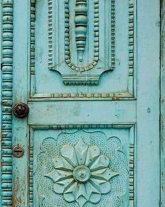 トレージャのインスタグラム：「A little history and a pop of color. #agedwood #olddoor #ornate #history #popofcolor #bright #aqua #statementpiece #conversationpiece #decorating #homedecor」