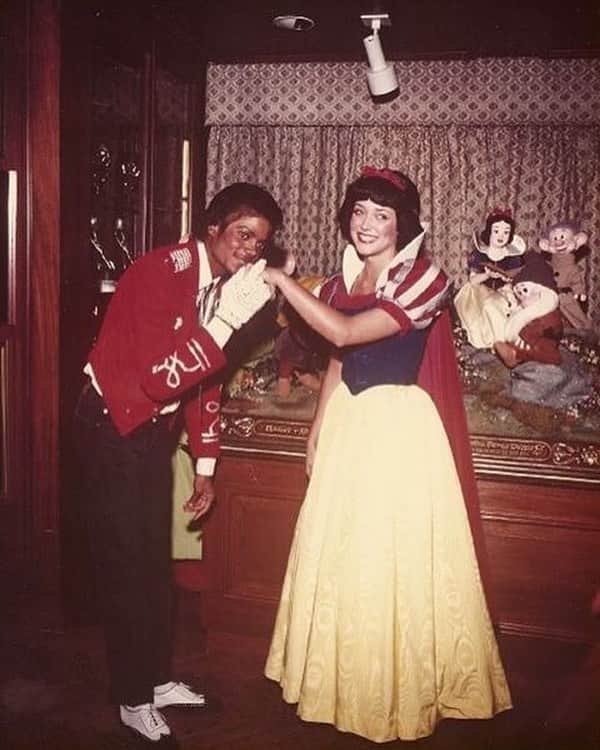 マイケル・ジャクソンさんのインスタグラム写真 - (マイケル・ジャクソンInstagram)「#TBT: Michael greets Snow White」1月12日 3時23分 - michaeljackson