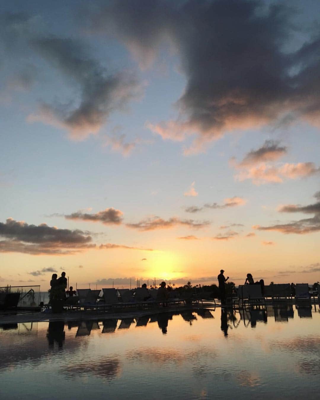 小林香菜さんのインスタグラム写真 - (小林香菜Instagram)「陽が沈む瞬間☺️ あんまりちゃんと見たことなかったかも🧐😗 プール入った🏊‍♀️ ご飯も食べたしジム行こう🏃‍♀️💨 #sunset #pool #hawaii #👙 #🏝 #ジム #🏃‍♀️💨」1月12日 16時48分 - kanaful