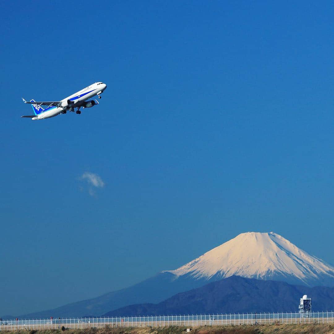 ANAのインスタグラム：「富士山＋青空＝ANAカラー✈️ #ソラマニ_ヒコーキ #富士山 #飛行機 #離陸 #青空 #冬 #カコソラ #ダレカニミセタイソラ  #空港 #mtfuji #airplane #airport #departure #sky  ANAの飛行機は「#ソラマニ_ヒコーキ」をつけて投稿してね☆インスタやANAの各メディアでご紹介していきます！」