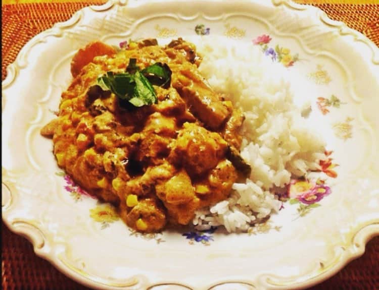 草刈麻有のインスタグラム：「家族にも友達にも好評な😌私の創作料理Vegan Curryを久々に作ってみました〜! #ビーガンカレー#創作料理」