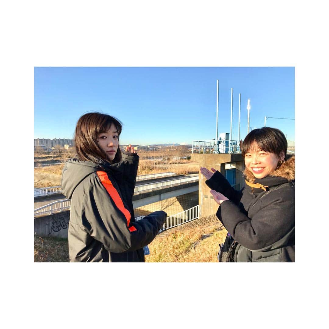 永野芽郁さんのインスタグラム写真 - (永野芽郁Instagram)「・ 私のすべてのヘアメイクをしてくれているといってもおかしくない吉田さん☺︎ 大好きな吉田さんは今日が誕生日！！ おめでとうございます！！！ 2年連続お誕生日にお仕事を、。 すみません、でもうれしい。笑 てことで、勝手に吉田さんの携帯で吉田さんの公式Instagram開設してきたから、フォローしてね。 タグ付けしたからフォローしてね。 半分私がでるんじゃないかなと勝手に思ってます笑 改めて、吉田さん！！おめでとう！！笑 #基本いつでもどこでも一緒 #いつもありがとうございます #それにしても私の顔寝起きすぎて不機嫌そう #でも吉田さんの笑顔が素敵だからね」1月12日 13時53分 - mei_nagano0924official