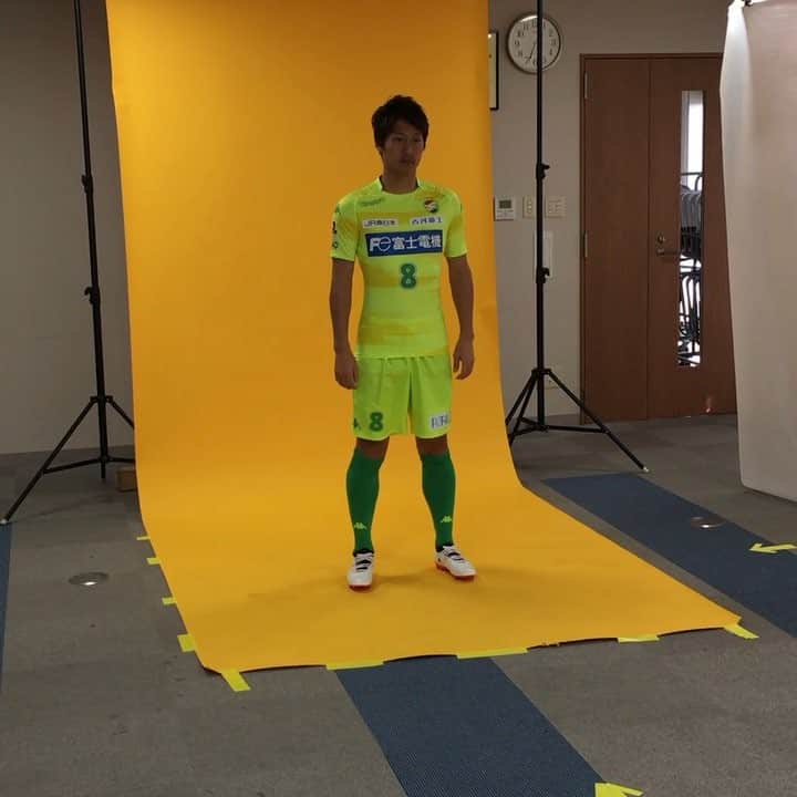 増嶋竜也のインスタグラム：「毎日ハードな練習がんばっております  #毎日2部練がんばってます #たくさん走ってます #昼は写真撮影 #疲れてるけど笑顔がんばってます #午後練なくなって上機嫌な8番 #コソコソ隠し撮りする10番 #ジェフ千葉」