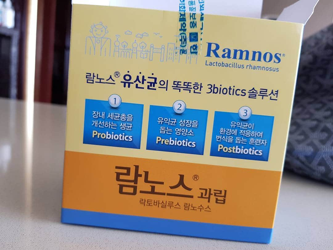 チョン・ガウンさんのインスタグラム写真 - (チョン・ガウンInstagram)「우리소이 인생유산균 찾았어요.. 일반 마트에 파는 유산균도 사먹여보고..장염걸렸을때 병원에서 처방해준 비오풀도 먹여보다가.. 지난번에 소아과 선생님께서 추천해주신 요 유산균.. 유산균은 2주정도 먹여보고 우리아기의 응가상태에 따라 바꿔줘야한대요 근데 우리 소이는 요거 먹고 응가를 너무너무 이쁘게 해서 이번에 아예 한달치를 받아왔어요.. 병원에서 좋다고 추천해준게  비오풀이랑 람노스 요 두아인데 비오풀은  변이 묽은 아이에게 좋고 람노스는 아토피있는 아이에게 좋다네요 참고로 아토피에는 꼭 람노스 아니더라도 유산균이 좋다합니다. 우리아이 인생유산균 아직 못찾으신분들은 2주간격으로 이것저것 먹여보시고 인생유산균 찾으시길바래요~~~ #유산균 #면역력강화 #람노스과립 #인생템」1月12日 15時53分 - jung_ka_eun