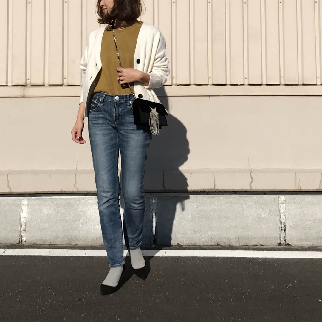 yuさんのインスタグラム写真 - (yuInstagram)「* * 最近GETしたUNIQLOアイテム第2弾は #ワッフルVネックT ♡ このOLIVEの色が好き♡ 秋にGETしたワッフルクルーネックTはSサイズにしたけど、Vはサイズをあげた方が首周りのシルエットが好みだったのでLサイズを選びました♪ * cardigan: @apartbylowrys tops: @uniqlo @uniqlo_ginza denim: @redcardtokyo bag: @zara shoes: @pellico_japan」1月12日 15時55分 - yu.rm