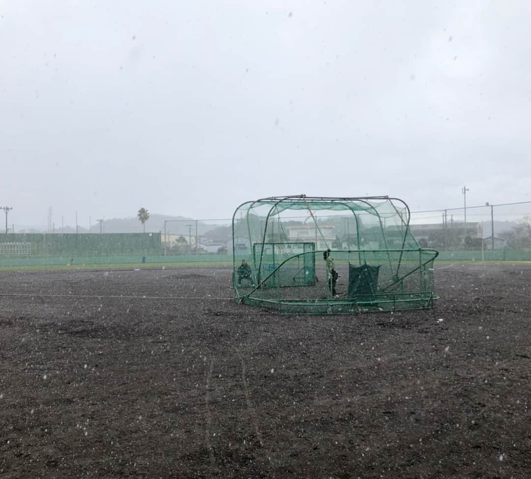 鈴木大地さんのインスタグラム写真 - (鈴木大地Instagram)「宿毛自主トレが終わりました⚾️ 選手は3人でしたが同級生や宿毛市のたくさんの人が一緒に練習やサポートをしてくれて最高の練習ができました✨ 感謝です🎵 雪の中のバッティング練習は寒かったけど😂☃️ 次の宮古島自主トレも頑張ります‼︎ 今日は道後温泉行ってきます♨️」1月12日 16時12分 - 0818.daichi.e7