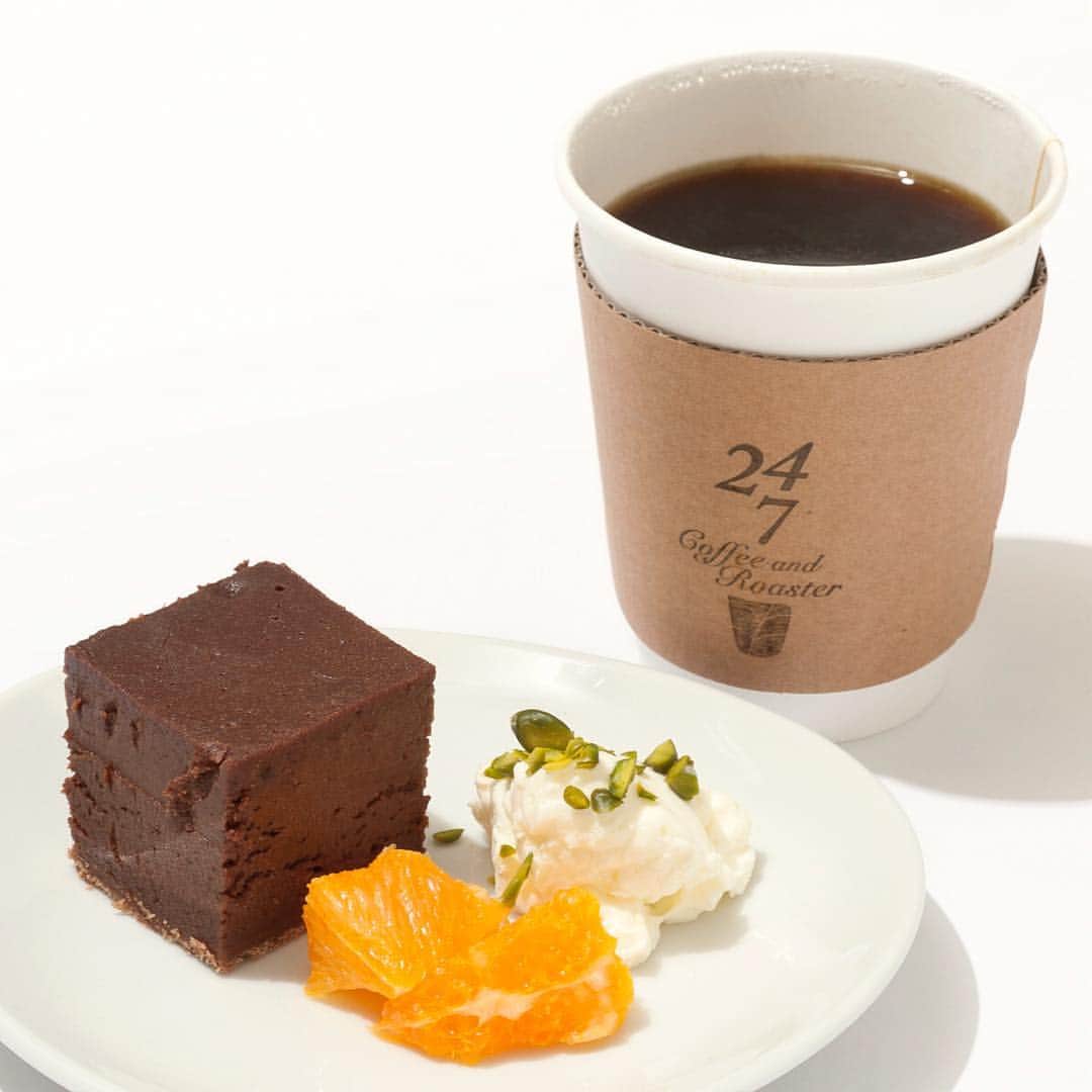 ルミネ公式のインスタグラム：「屋外で過ごす前に、いれたてコーヒーで体を温めて [ #LUMINEMAGAZINE ] #lumine #ルミネ #ルミネ横浜 #247coffeeandroaster #247coffee #ハンドドリップコーヒー白金 #ハンドドリップコーヒー #ハンドドリップ #コーヒー #ドリップコーヒー #ガナッシュ #オレンジ #handdripcoffee #dripcoffee #handdrip #coffee #ganash #chocolate #orange #sweets #dessert #instasweets #food #instafood #yummy #follow #followme #フォロー http://magazine.lumine.ne.jp/?p=73835」