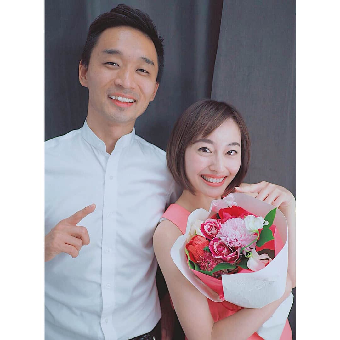 小祝麻里亜のインスタグラム：「昨日は2月発売の書籍の撮影でした😊📚隣にいるのはメイクページを監修された 河村慎吾さん✨ 素敵なお花をいただいたのでリビングに飾っております😍💐 有難うございました💕 ＿＿＿＿＿＿＿＿ #撮影#メイク#ビューティ#メイクアップアーティスト#モデル#仕事#shooting #makeup#makeupartist #flowers#model#instagood#happy#mywork」