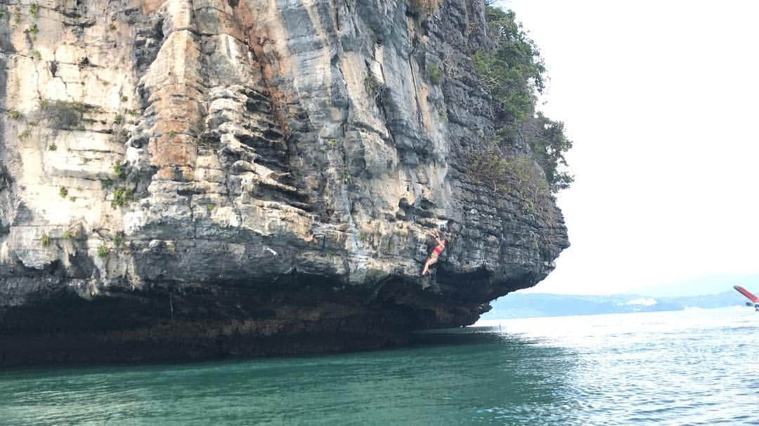吉野七宝実さんのインスタグラム写真 - (吉野七宝実Instagram)「8日からマレーシア、ランカウイ島という所に行ってて今朝日本に帰ってきたよ〜！！ 撮影でディープウォーターソロという、海の上の崖を登り、限界まで行ったらドボンするというクレイジーな事をしていました(^.^) 放送日などわかったらまたお知らせするね〜！ #deepwatersolo #climbing #malaysia #langkawi #me #followme #instadaily #sea #クライミング #ディープウォーターソロ #フォロー」1月12日 19時15分 - shihomi0305