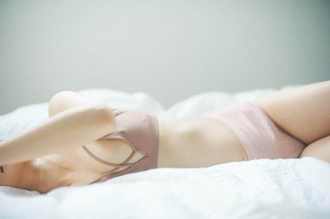 花盛友里のインスタグラム：「Can you see the baby kicking her stomach??😲😍 ベビちゃんがお腹蹴ってるのわかる？！ 感動的な瞬間！ . . #マタニティヌード #花盛写真館 #maternity」