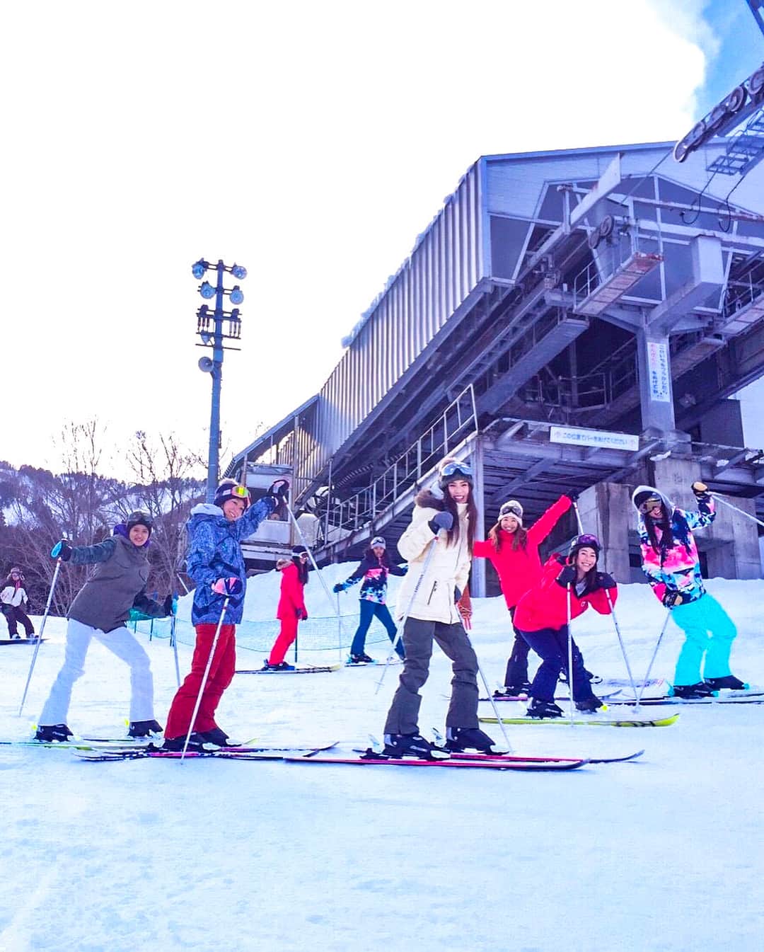 金子藍さんのインスタグラム写真 - (金子藍Instagram)「roxy ski🎿 デザインが超かわいい❤️ 小学校ぶりにスキーしたら、ひどすぎて大笑い😆 @reimikusunoki ちゃんカッコよかったなぁ😍 #roxy #roxyjapan #roxysnow #roxyski #ski #roxysnowpark #naeba #苗場」1月12日 19時40分 - aikaneko_surf