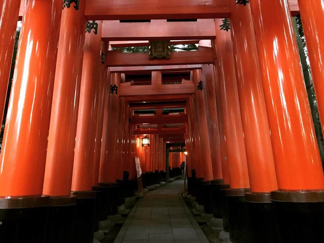 としきのインスタグラム：「風属性パワースポットの伏見稲荷行ってきました。 見事におみくじは大吉だったので今年は良い一年になりそうです。」