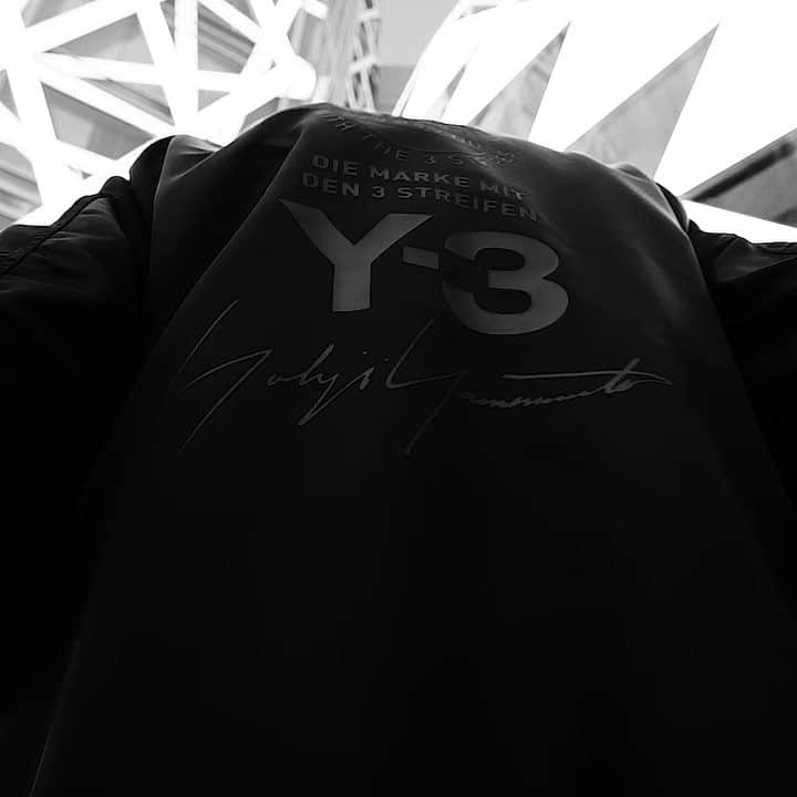 ムラカミカイエのインスタグラム：「My recent work for Y-3  You can see many other versions here →@adidasY3  Direction @kaie_murakami  Starring @hello_im_tubasa  Production & Produced @simone_inc  Big thanks to @ei_goue @kame_e @hagatakayuki @yvs1224  #adidas #Y3 #YohjiYamamoto #SUPERKNOT #simone_inc #kaie_murakami」