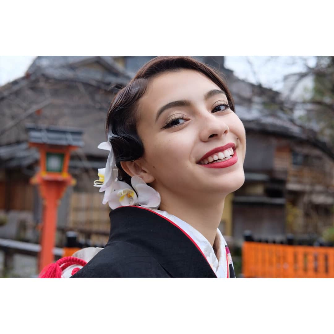 塚本バンブー柚子さんのインスタグラム写真 - (塚本バンブー柚子Instagram)「どうしても古典柄だけの着物を成人式に着たくて探した一着。この全体に描いてある松皮菱が個性的で美しかったから決め手になった。帯はおばあちゃんの帯がクールだったから借りました👵🏼🖤髪飾りは生花の胡蝶蘭で、これも胡蝶蘭の生花をつけたいとわがままを言って母に手作りしてもらいました☺️ このウェーブの髪型は大正ロマンかつ、ヨーロピアンな雰囲気をMIXして作りたく、これまたわがままを言って羽田さんに来てもらって作っていただきました💇🏻‍♀️✨笑  着付けも普段からお世話になってるすずかさんのお店、華こまちで早朝から着付けていただきました🌸いろんな人の思いが詰まった晴れ着を着れて幸せです。本当にありがとうございました👘♥️ 🇯🇵🇫🇷 . 着付け: @hanakomachi_kyoto  @suzukatochimoto  ヘアメイク : @ryota_hada09  @tomoco___22 .  アイラッシュ: @miyukiogitani  #二十歳 #成人#振袖#大正ロマン#japan#kyoto」1月12日 21時43分 - bambouyuzu