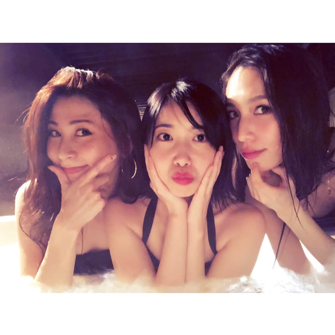 のインスタグラム：「大江戸温泉物語♨️水着編👙 . . . #大江戸温泉  #onsen  #まさかの3人水着黒 #私服もグレー  #合わせてないのにな #三十路ーズ #アー写風に」
