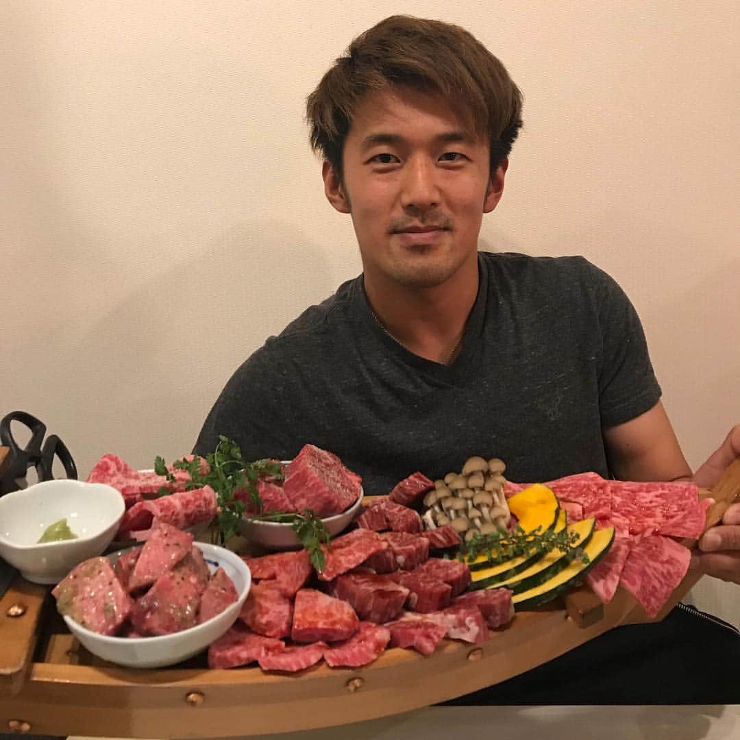 阪野豊史さんのインスタグラム写真 - (阪野豊史Instagram)「キャンプ前に、米沢牛で力をつけました。 本当においしい、、、、 #高畠 #和牛屋 #米沢牛 #日本一の焼肉 #摂津 #中山 #小関さん #メンバー1人減った、、、」1月12日 23時03分 - sakanotoyofumi_official