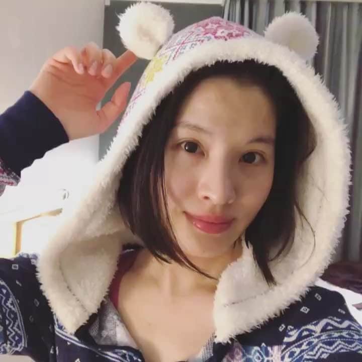 のインスタグラム：「Finally a weekend✨ Now I’m ready to hibernate with my polar bear pyjama on🐻❄️ 週末だよ！冬眠の準備はできている😴  #bedtime #tgif #weekendvibes #pyjamas #currentmood」