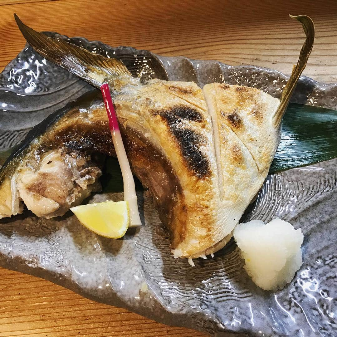 魚舟 さんのインスタグラム写真 - (魚舟 Instagram)「こんばんは！ 「特大ブリカマ焼き」です！ で、でかいっ！！！（笑） 今が旬でボリューム満点の一品です！ #大阪#本町#淀屋橋#魚舟#居酒屋#和食#お魚#刺身#お造り#お酒#地酒#日本酒#女将#こんばんは#特大#ぶりかま#焼き#でかい#今が旬#ボリューム満点#一品#かま焼き」1月13日 0時01分 - uobune_honmachi