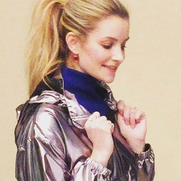 タニス・ベルビンのインスタグラム：「Coming soon! @maybelline @allure @glamourmag 📸」