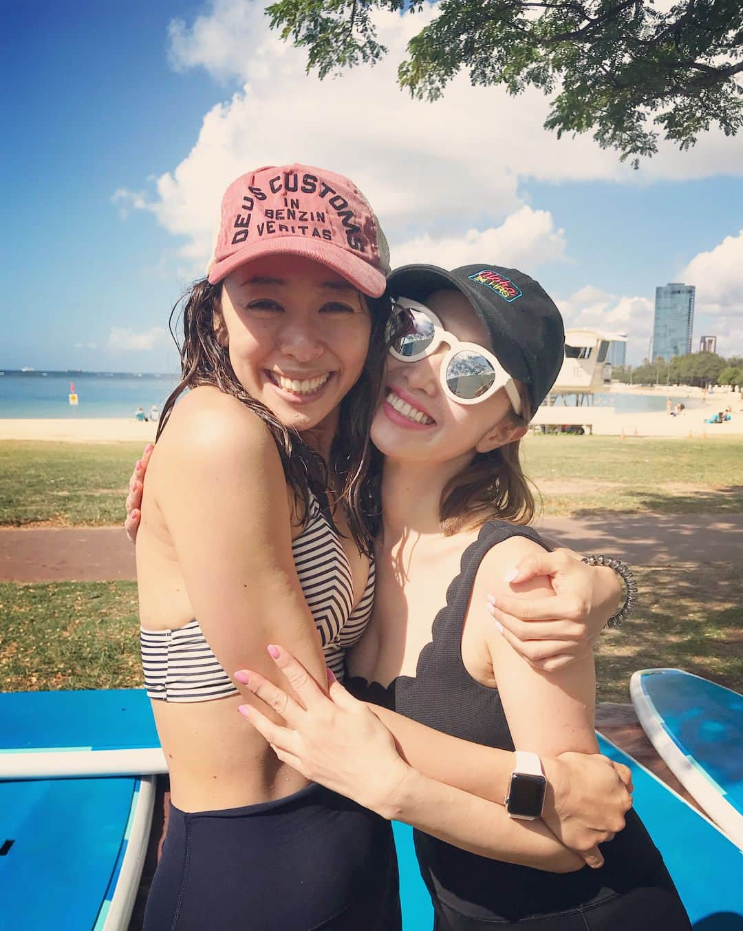 翁安芸さんのインスタグラム写真 - (翁安芸Instagram)「SUP YOGA in HAWAII🏄🏻‍♀️🌴💗 @wakanozawa に誘ってもらい、初めてのSUPヨガに挑戦しました!! やる前は緊張して1時間も早く集合場所に到着😅 始まったらハワイの青い海と空の中でのヨガは本当に気持ちよくあっという間でした✨ もちろん何度も海にドボン💦 SHOKO先生と楽しいメンバーとたくさん笑いました！ハワイに来たら毎回やりたい💗 #supyoga #hawaii #wakanozawa #ヨガ #サップヨガ #ハワイ」1月13日 6時09分 - akinyc